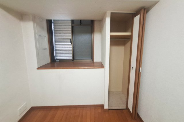 洋室2クローゼット：身の回りの物の収納に役立ちます。自分らしく飾れる出窓カウンター付き。