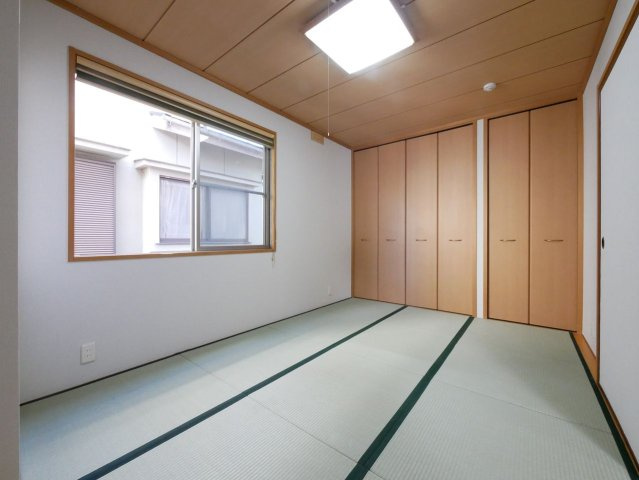 1階　6帖和室　板の間あり　収納豊富
