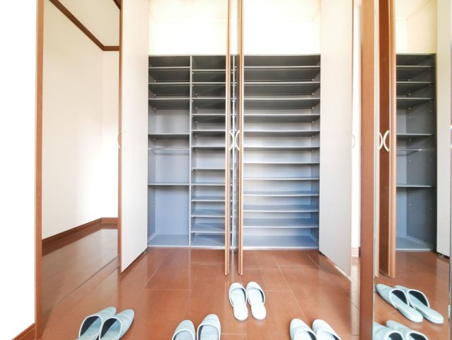 大型収納付きの玄関