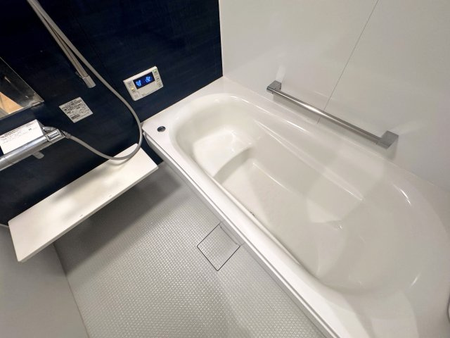 足を伸ばしてゆったり湯船に浸かれる広い浴槽！1日の疲れを心地よく癒やせる快適なバスタイムです♪