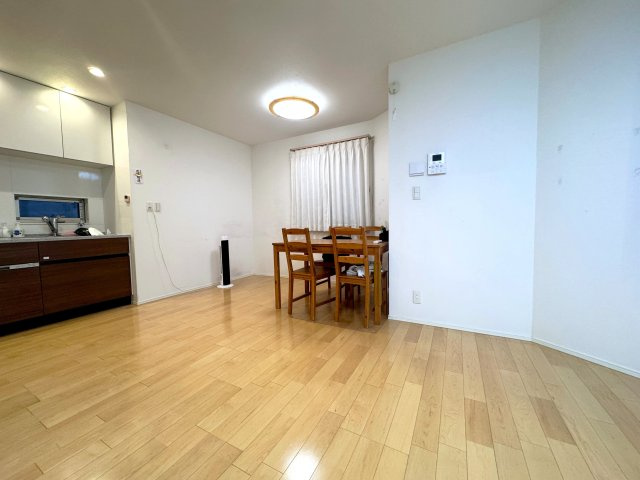 奥行きがありダイニングとソファを広々配置できるLDK！ご家族みんなでゆったりと会話が楽しめます♪