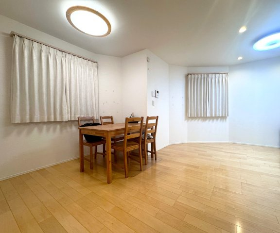複数の窓から明るい自然光が届く爽やかなリビング！家族で囲む毎日の食卓も明るく賑やかになります♪
