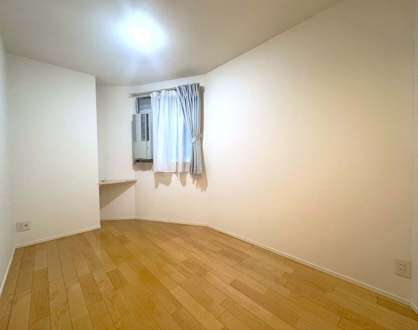 明るいフローリング仕様でお部屋全体の雰囲気も良好！お好みのインテリアを配置して快適に過ごせます！