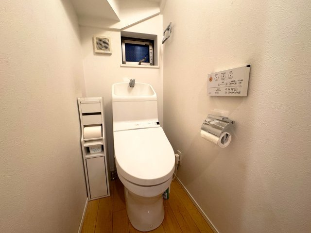 温水洗浄便座付きで季節を問わず快適に使用可能！掃除がしやすい構造で日頃のお手入れもラクラクです♪