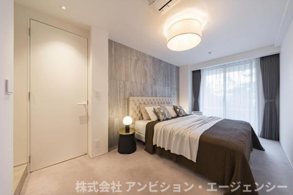 空間の広がりと演出をアピールする場合　柔らかな光とルーバーの調べ。心からリラックスできる、開放的な安息の地