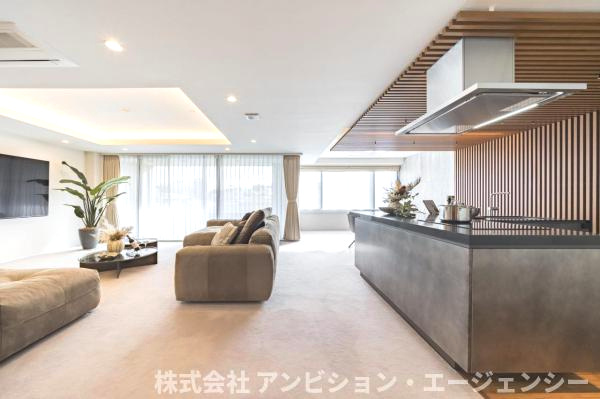 広さと落ち着きをアピールする場合　都会の喧騒を忘れる静寂。ゆとりある広さと間接照明が紡ぐ、癒しの住まい