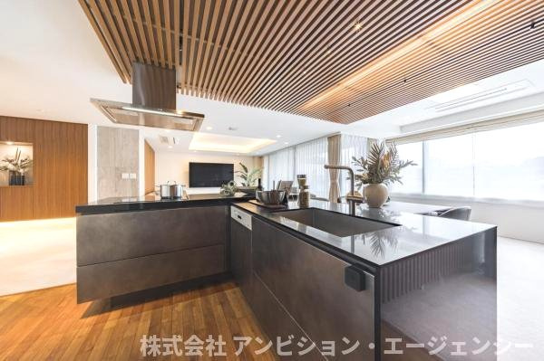 暮らしの質感をアピールする場合　温もりある木目と無機質な質感が調和。料理の時間を格上げする贅沢なキッチン