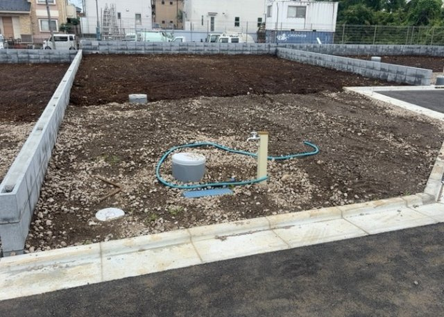 土地の形が極端に長細かったり、狭小地、あるいは道路との高低差がある傾斜地だった場合、後々売ろうとしても買い手がつかない場合もあります。後々、売却することになった時に価値の下がらない土地を選びましょう。