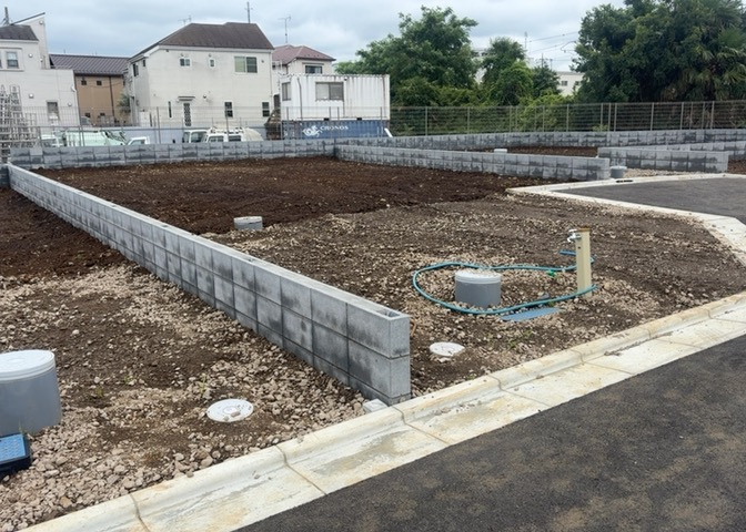 土地の面積＝住宅面積ではありません。建ぺい率の問題などで、土地のある場所によって住宅を建てられる面積は限られています。高さもしかり、「土地」という言葉の中には、建築条件も含まれると考えておきましょう。