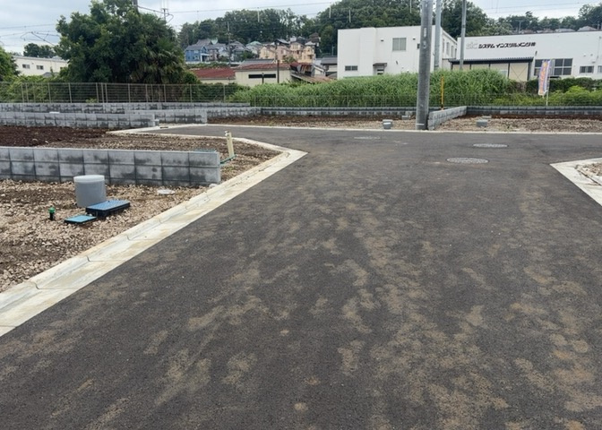 土地を買う際、住む地域の自治体や福祉の補助制度にも注目してみましょう。子供や老人の医療補助やゴミ出しのルールなど、自治体によってルールに大きな違いがあるため、暮らしやすい土地で判断するとよいでしょう。