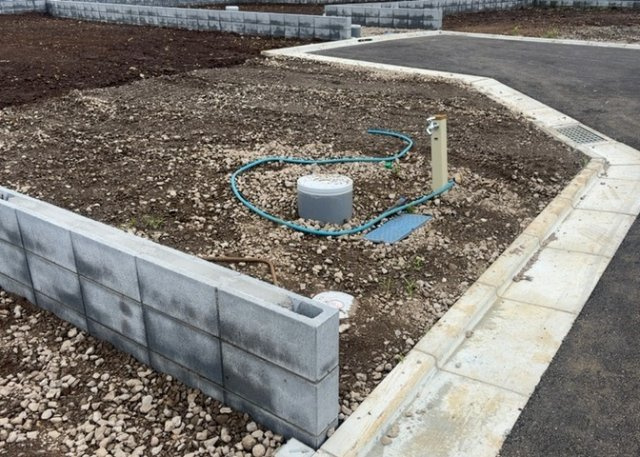 土地の前の道路に消火栓が設置されていることがあります。この場合、道路交通法第45条第1項により、駐車禁止の場所が指定されています。そのため、車庫などの駐車スペースをつくることができない場合があります。