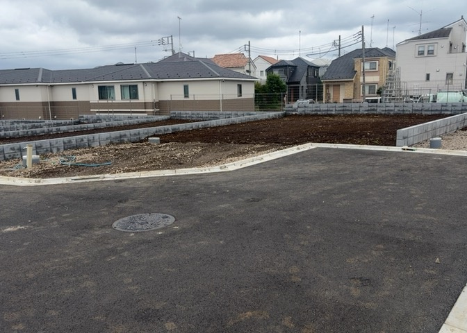 現地に行くなら、物件の周囲の地形がどうなっているかを見ることも大切です。周辺より低くなっている土地では、大雨などで水が集まりやすいため、地盤が弱くなっているということも考えられるため、注意が必要です。