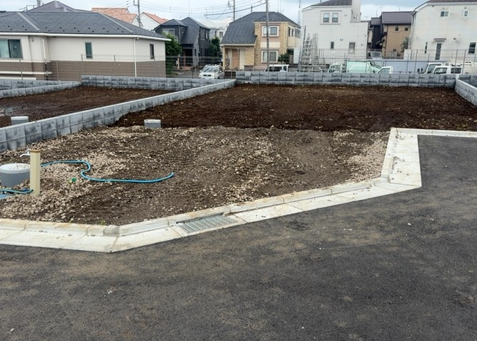 土地購入を検討されている場合、境界杭がない状態で購入してしまうと境界確定測量をする必要があり、費用がかかります。購入の前に、売主、隣土地所有者立ち合いのもと境界を確定し境界杭を設置するのがベストです。