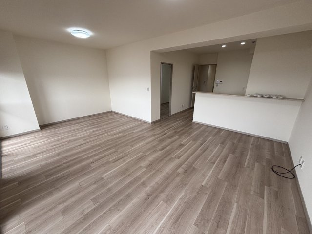 9階建ての8階部分で、陽当たり良好☆