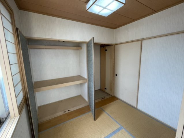 1階和室。押入れと仏間もございます。