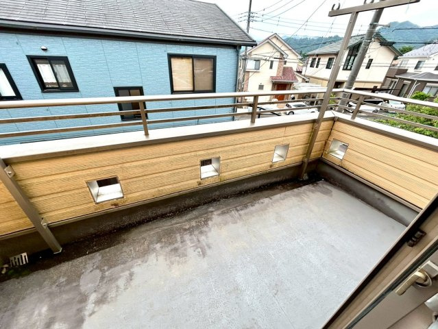 バルコニーは、室外の専用スペースのうち、「屋根がなく開放された空間」であるものを指します。ベランダより広いタイプのものが多く、日当たりもよいため家庭菜園などを楽しみたい人にとって適した環境となります。
