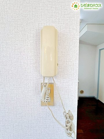 室内にいながらインターホンで外部の訪問者と通話ができるため、玄関のドアを開ける前に相手を確認できて安心です！急な来客や宅配便の対応も、室内から落ち着いて声を掛けられるため防犯面にも役立ちます！