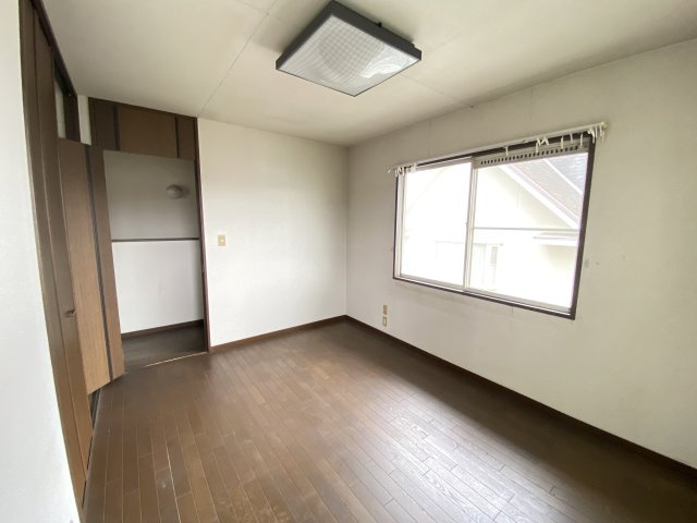 コンパクトながらも使い勝手の良い6帖の洋室。大きな窓から光が入り、室内は明るく開放感があります。寝室や子ども部屋、テレワークスペースとしても最適な一室です。シンプルな間取りで家具の配置もしやすいです。