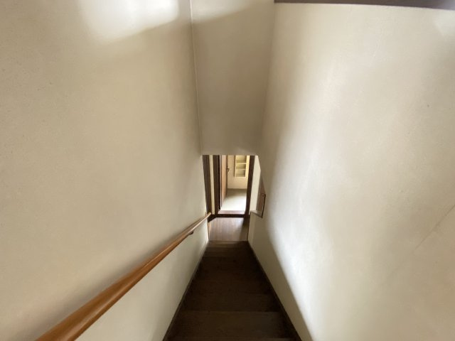 手すり付きの階段は、上り下りの安全性にも配慮された設計。壁面には明るい色調が使われており、圧迫感を抑えたスッキリとした印象です。日常の動線としても使いやすく、家族みんなにやさしいつくりとなっています。