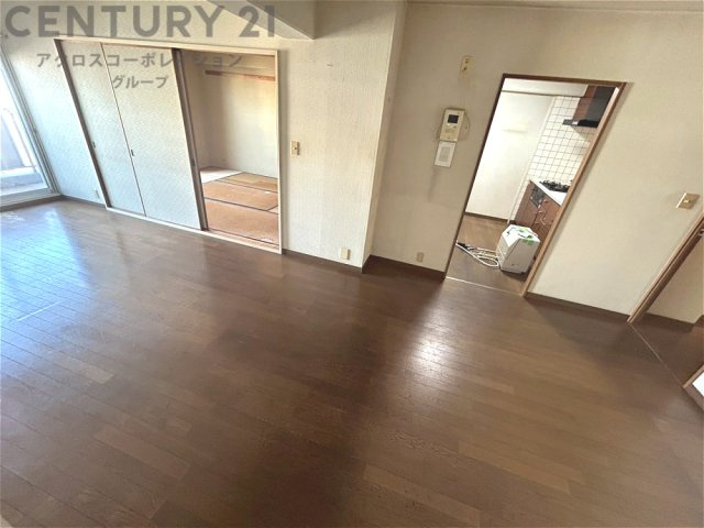 キッチン前のダイニングスペース。ダイニングセットを置いても十分な広さを確保。