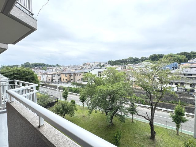 小川および戸建エリアにつき開放感があります♪　