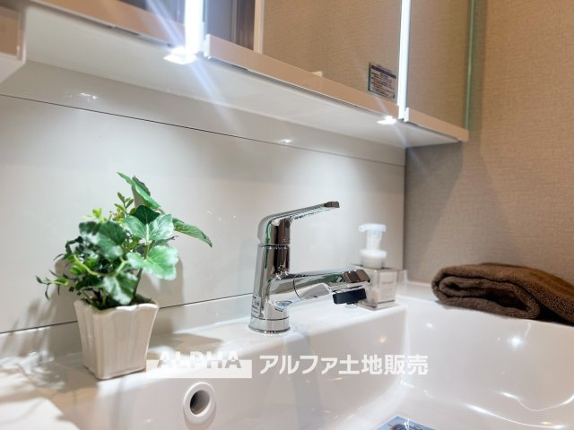 【Vanit】◆洗面台◆身支度がしやすい洗面台は、収納力にも配慮した設計。朝の準備から帰宅後まで、家族みんなが使いやすい空間です。