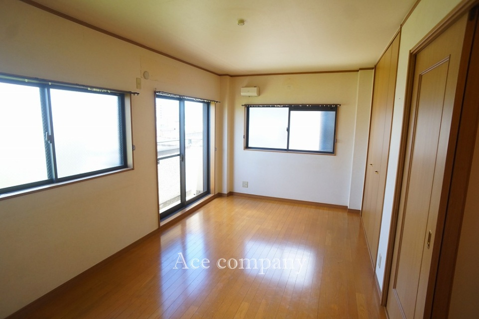 【3階：ゆったり洋室8.2帖♪】西側のバルコニーに面したお部屋でです☆