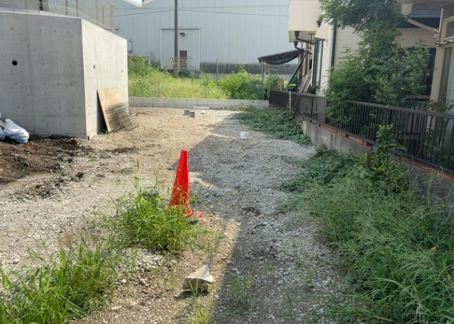 土地の形が極端に長細かったり、狭小地、あるいは道路との高低差がある傾斜地だった場合、後々売ろうとしても買い手がつかない場合もあります。後々、売却することになった時に価値の下がらない土地を選びましょう。