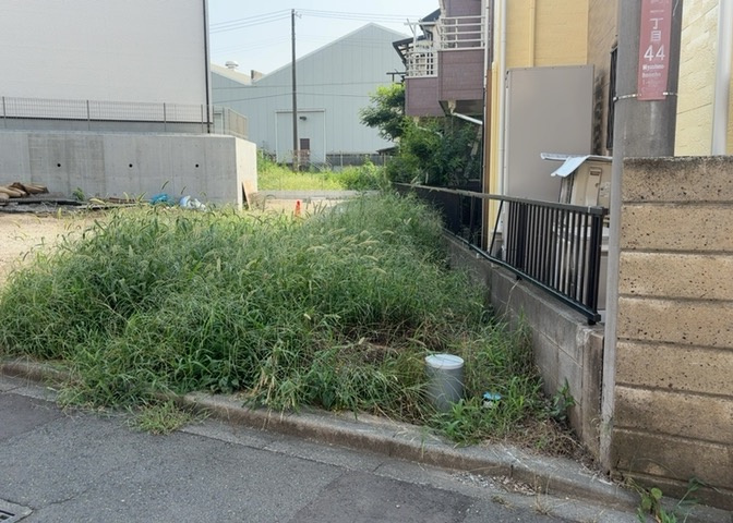 土地の面積＝住宅面積ではありません。建ぺい率の問題などで、土地のある場所によって住宅を建てられる面積は限られています。高さもしかり、「土地」という言葉の中には、建築条件も含まれると考えておきましょう。