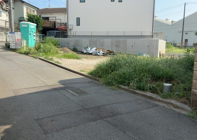 家を建てる場合、方位は要チェックです。現実的に日当たりのよい家ならばリビングは南側、建築基準法でも北側に当たる家への配慮は求められています。土地を見学に行く際は、方位磁針を持って行くようにしましょう。