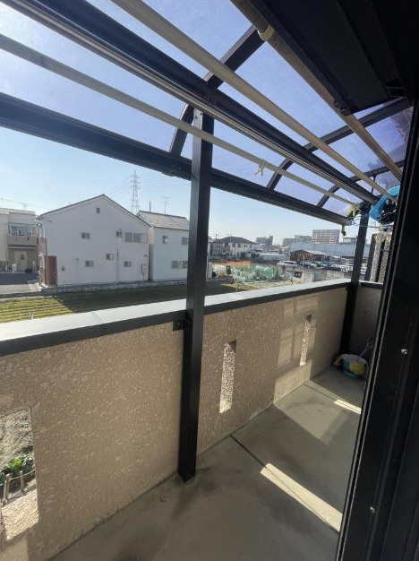 南向きのバルコニー☆現況、前面に建物が無く陽当り良好☆雨除けテラス屋根付きです☆