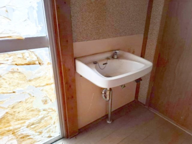 縁側のすみにあるのでトイレの手洗いだけでなく、色々な場面でお使いいただけ非常に便利です。