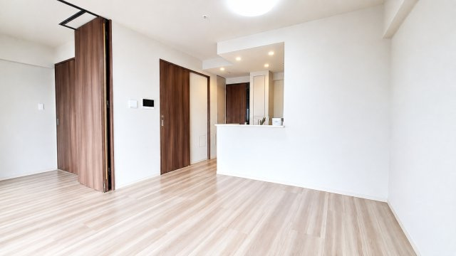 隣接する洋室と一体利用も可能な開放的なLDK。対面キッチンを採用し、ご家族との会話を楽しみながら家事ができる使い勝手の良い空間です。