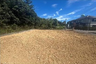 グリーンタウン高尾分譲地内。南側が道路に面しているため陽当たり良好です。