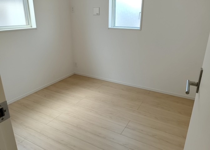 寝室でゆっくりと過ごすためにはベッド周りの適度な空間を担保することや窓の位置、照明の明るさ、寝室の広さなどを考える必要があります。自身や家族の構成とライフスタイルに併せて寝室にする部屋を選びましょう！