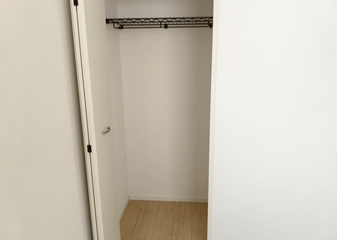 デザイン性を重視しすぎて収納が少なかった！なんてことにならないため、事前に現地で収納の数を確認しておくことをお勧めします。クローゼット以外にも床下収納や屋根裏収納、パントリーなどもチェックしましょう。