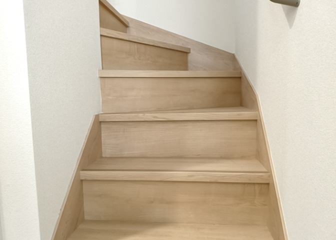 建物の上下階の通路である階段は、その位置によって動線や室内の印象が大きく左右されます。手摺にも重要な役割があり、転倒の防止・歩行や動作を円滑にして日常生活を支えることを主な目的として設置されています。