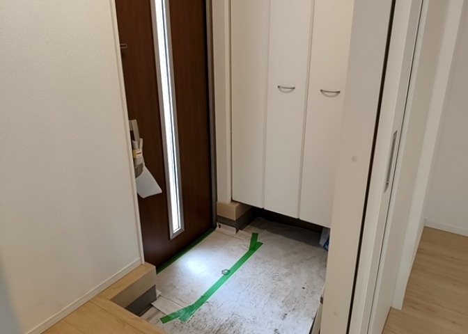 玄関は家の顔でもあり、家族以外の目にも止まる場所です。玄関は外との間を仕切る扉、靴などをしまっておく収納スペース、靴脱ぎのたたきスペース、来客とのやり取りをするドアホンなど複数のアイテムからなります。