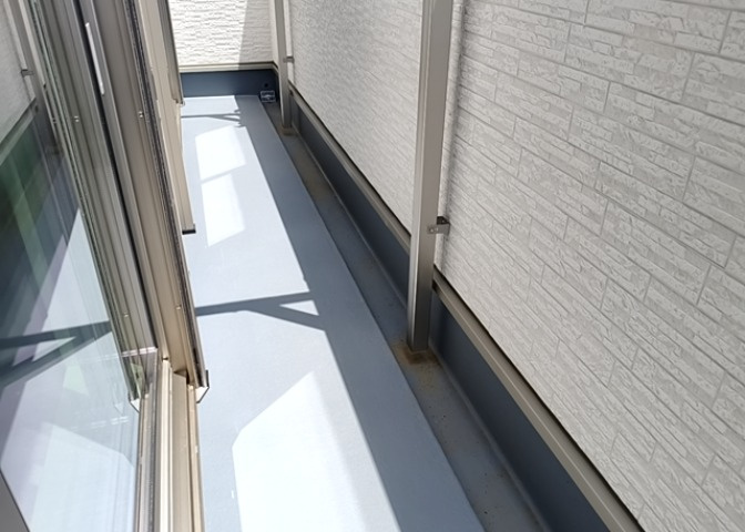バルコニーは、室外の専用スペースのうち、「屋根がなく開放された空間」であるものを指します。ベランダより広いタイプのものが多く、日当たりもよいため家庭菜園などを楽しみたい人にとって適した環境となります。