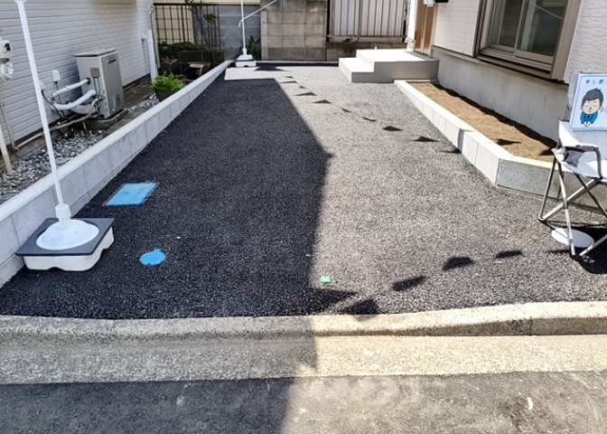 駐車場と明記されていても、最小スペースでつくられた駐車場だと大型車は駐車できなかったり、出入りしにくくなったりする可能性があります。お車のサイズと購入したい物件の駐車場のサイズを現地で確認しましょう。