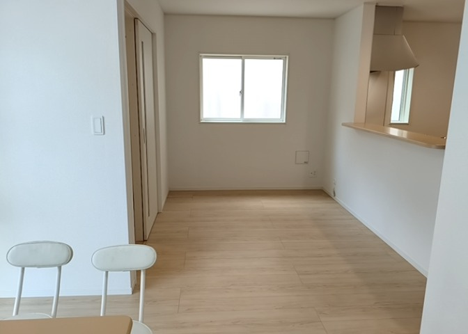L型アイランドタイプは、キッチンからダイニングにもリビングにも目が行き届くので、とても使いやすい配置です。L字型独立タイプは、キッチンを独立させてるためLDKというよりもLDといった様なイメージです。