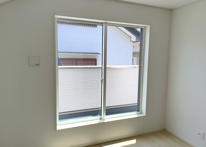 サッシとは、ガラス窓に使用される金属製の窓枠のことです。一般的に住宅建築では、金属製建具工事の段階で備え付けるもので、ガラス類や玄関、バスルームのスチール製のドアなどと同じタイミングで工事を行います。