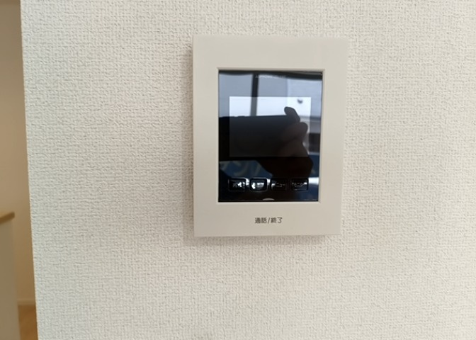 モニターで来訪者を確認して、目的が分からない場合はインターホンを通じて室内から会話することができます。怪しいと感じた場合はインターホン越しにお帰りいただくことができるので、直接会うことがなく安全です。