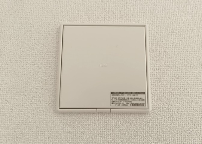 1日中建物内の換気が行われるように設計された仕組みです。気密性の高い住宅は、家に籠った空気でシックハウス症候群になる可能性がありますが、24時間換気システムであれば計画的な換気で対策が可能です。