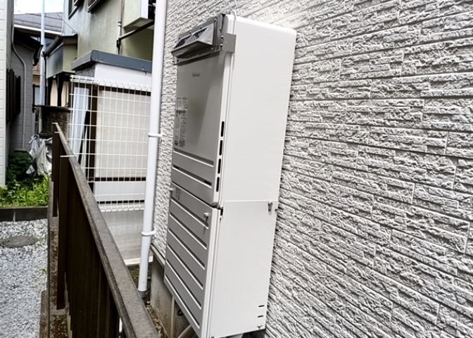 省エネ給湯器とは従来型の給湯器より熱効率が高く、少ない燃料でたくさんのお湯を沸かすことが出来る高効率な給湯器のことを指します。また、省エネ給湯器には種類があり、利便性や効果なども様々です。