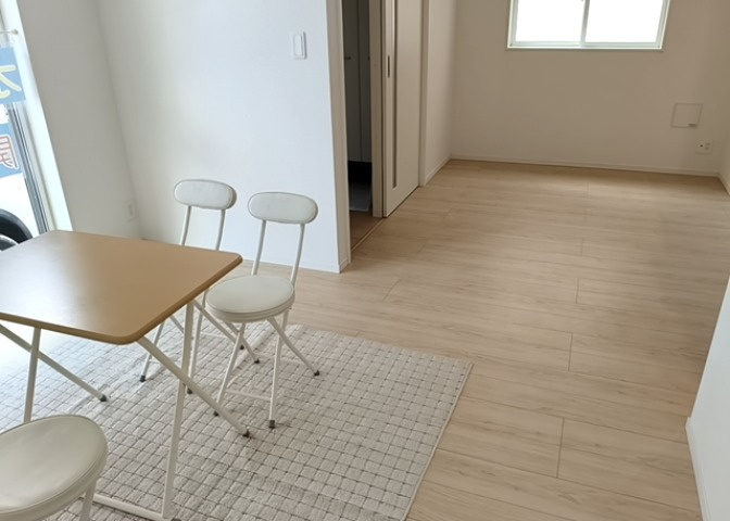 直線タイプはLとDKを一直線に並べた形で対面キッチンのタイプです。一般的なのでよく見かけるかもしれません。直線タイプに似た直接アイランドタイプは、キッチンとダイニングの間に壁がない分広く感じられます。