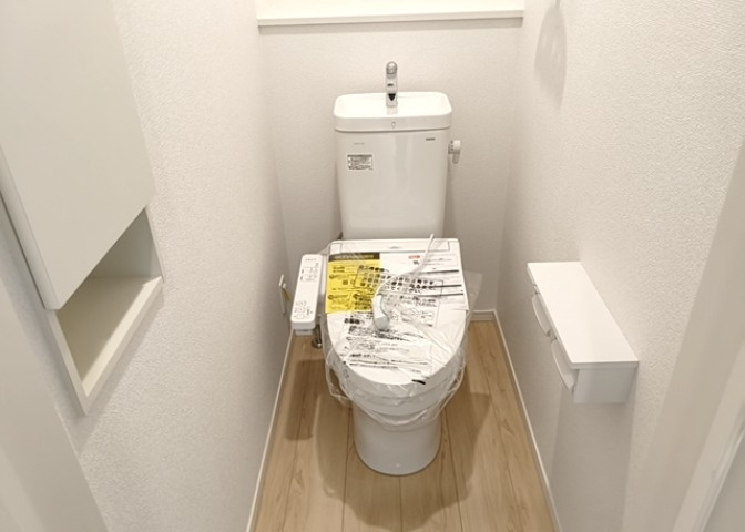 トイレは大きさや形、機能、抗菌性などが異なる多種多彩なタイプが各メーカーから出ています。それぞれに良さがあるため、事前にどういったタイプのトイレがいいのかをご家庭内で決めて、内見に行くといいでしょう。