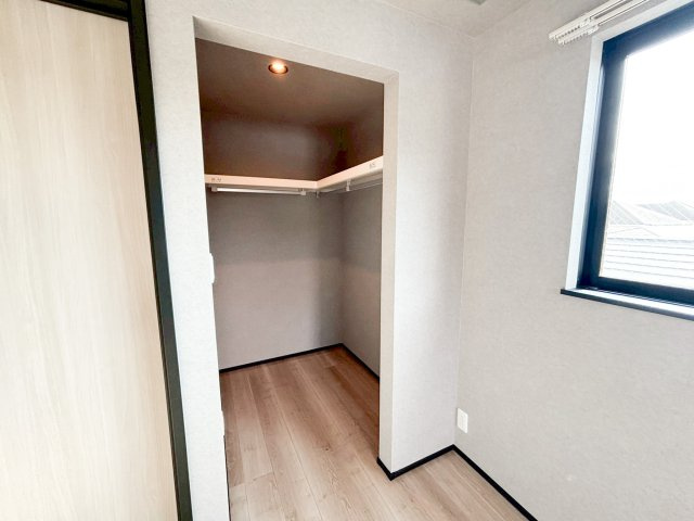 広いウォークインクローゼットもございます