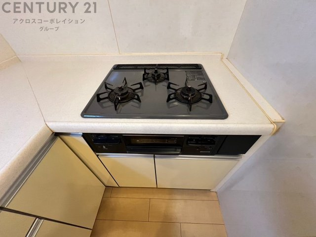 多数の調理器具を同時に使用でき、料理の効率化が可能。省エネで節約になり、様々な料理スタイルに適応できます。また、火力調整が独立しており、手入れや掃除もしやすく、今よりもっとお料理が楽しくなるかも。