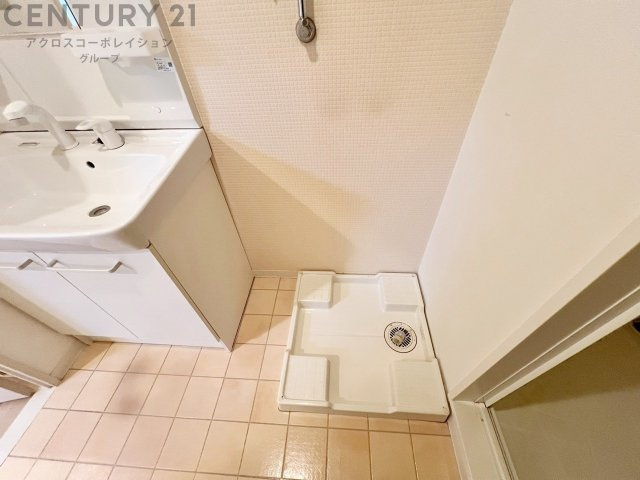 洗濯物の仕分け作業がしやすく、整理整頓が容易になります。洗濯音や湿気を他の部屋に持ち込まず、生活環境を快適に保ちます。上部を活用すれば収納スペースを確保でき洗剤や洗濯用品の整理もしやすくなります。